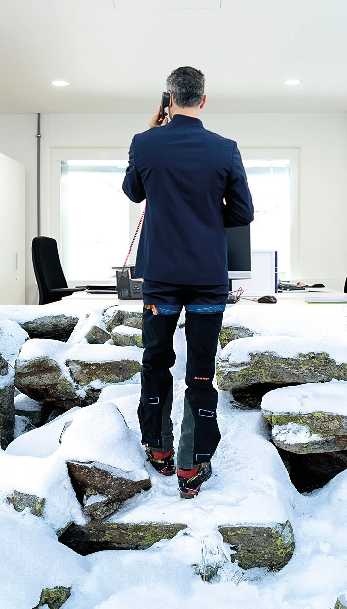 zweiteiliges Bild für Stelleninserat Mann Bürotelefon Bergsteigen