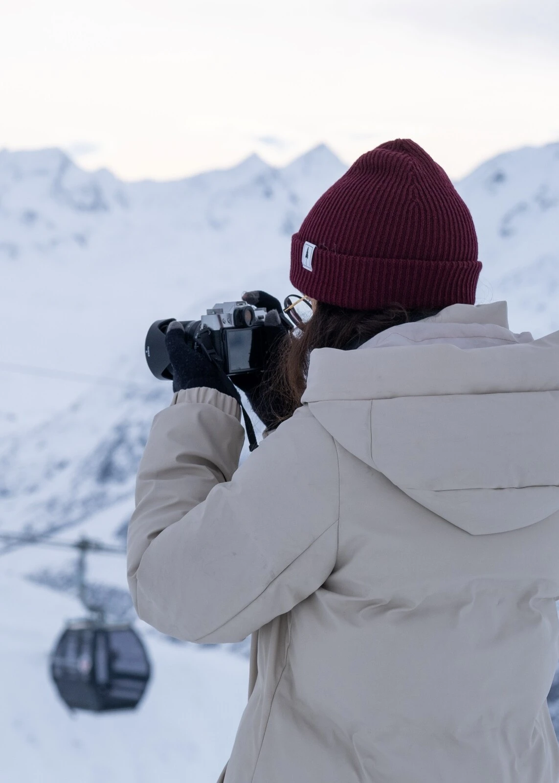 Frau fotografiert Skilift